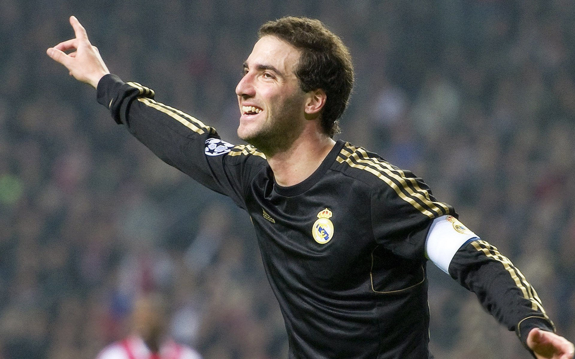 NBA骑士激战CBA辽宁，班凯罗关键时刻定乾坤，鏖战展现篮球无国界魅力